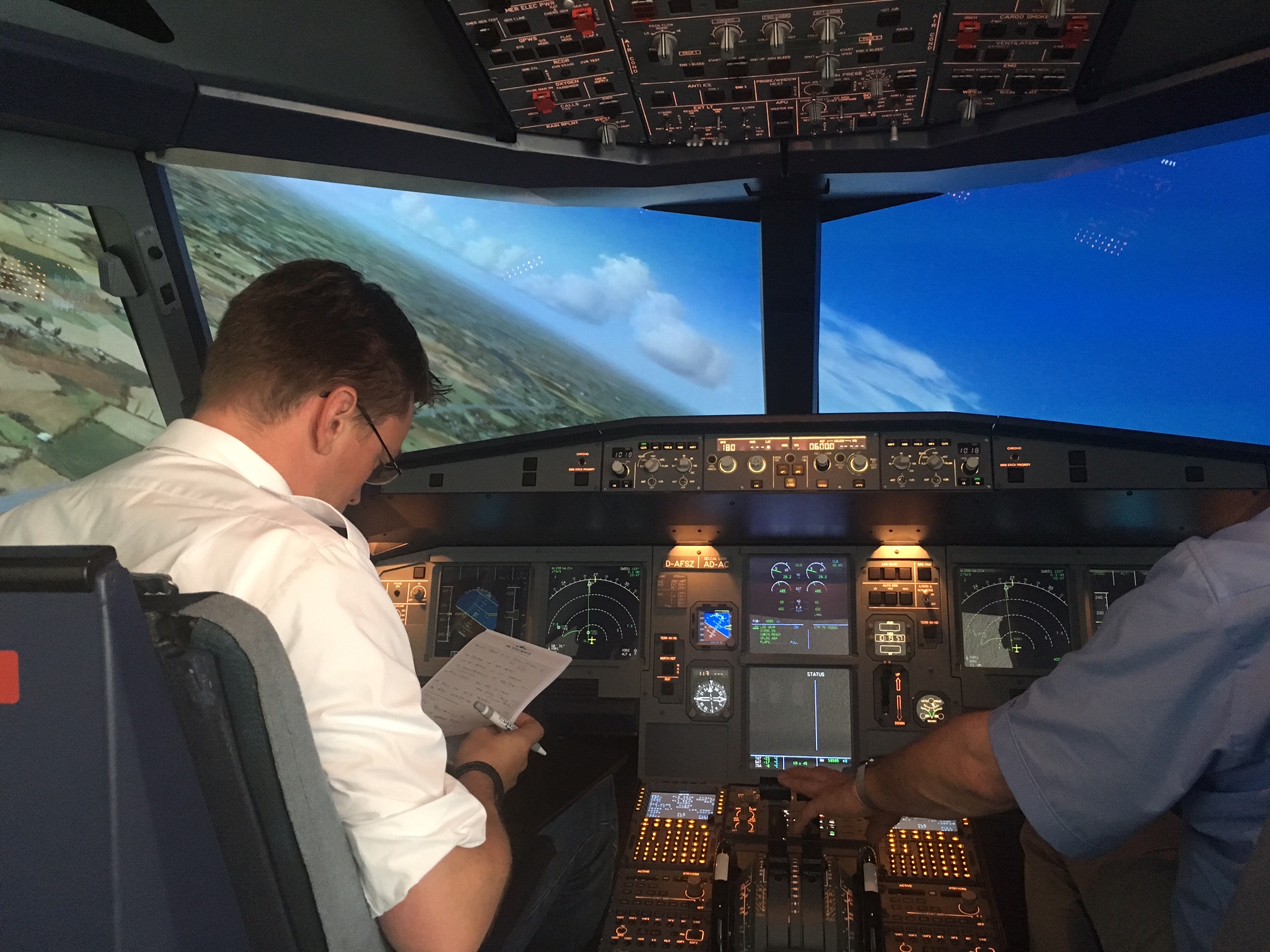 Авиасимулятор боинг. A320 Cockpit Simulator. Авиасимулятор на двоих. Авиасимулятор пилотов со стороны. Симулятор самолета галерея Чижова.